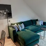Fancy With 4k Tv For 3 People And 2 People Sleep Couch - Includes Kitchen * Έσσεν
