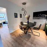 Fancy With 4k Tv For 3 People And 2 People Sleep Couch - Includes Kitchen Διαμέρισμα Έσσεν