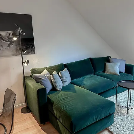 Fancy With 4k Tv For 3 People And 2 People Sleep Couch - Includes Kitchen * Essen