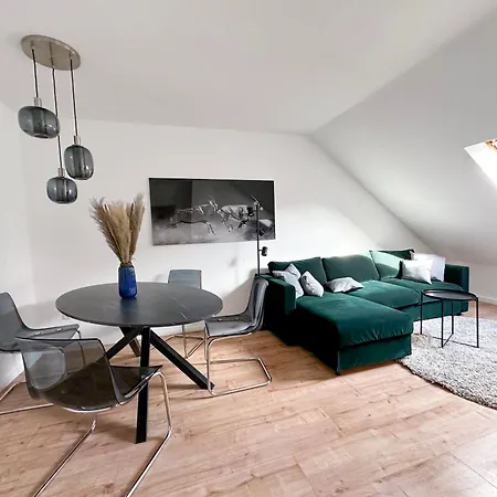 Fancy With 4k Tv For 3 People And 2 People Sleep Couch - Includes Kitchen * Essen